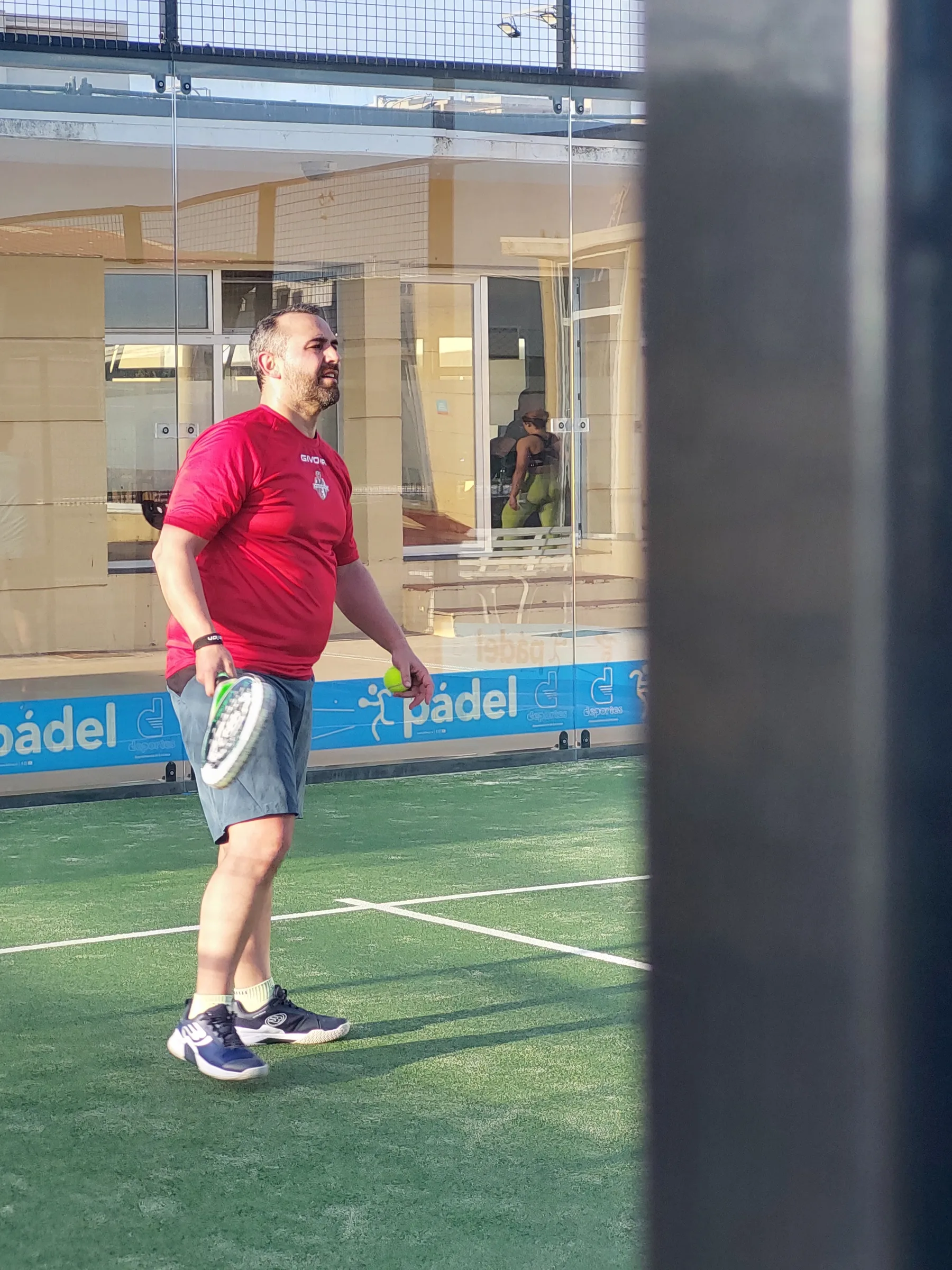 Jugadores durante una jornada de pádel